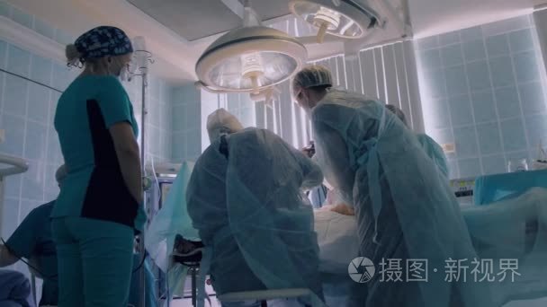 手术室里医院外科医生动手术视频