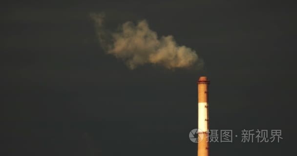 污染的概念。从工业烟囱排出的烟气或蒸汽
