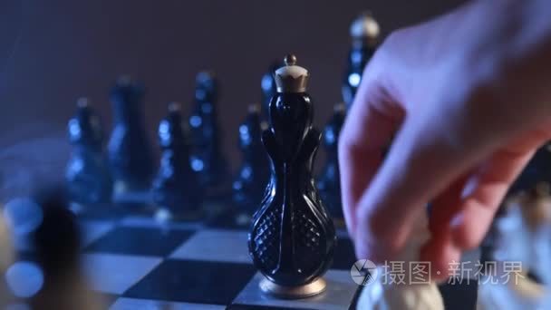 近距离的棋盘和棋子视频