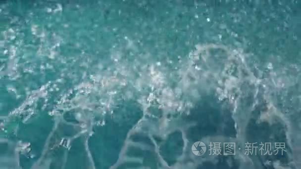 流的水倒进水池