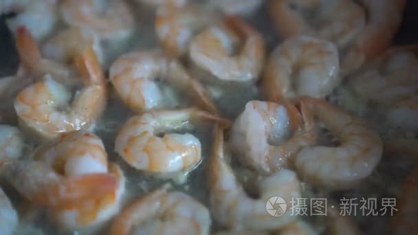 特写镜头的烹饪锅虾视频