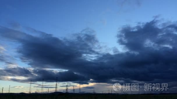 在夏天的天空背景与无线电塔视频