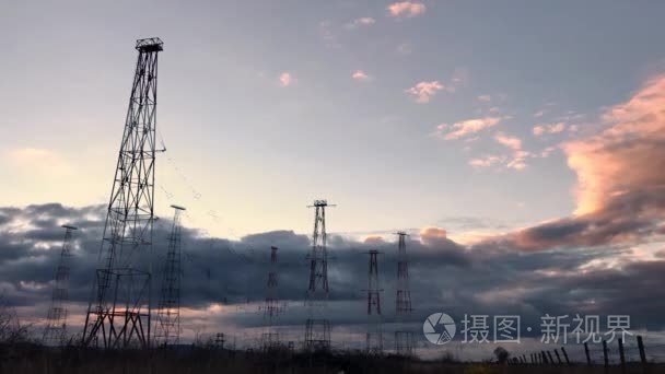 在夏天的天空背景与无线电塔