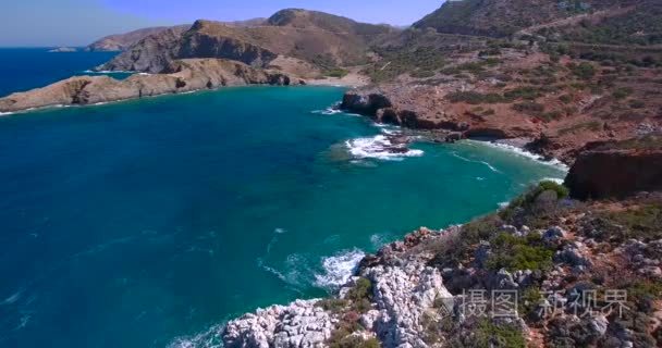 蓝色的大海，海浪拍打在海岸峭壁