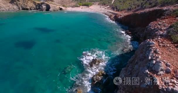 蓝色的大海，海浪拍打在海岸峭壁