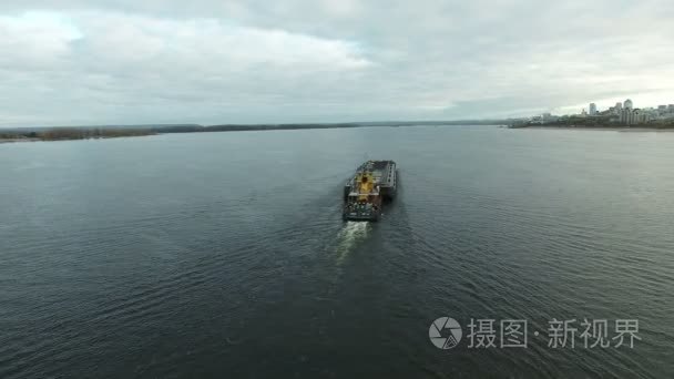 空驳船伏尔加河向上移动