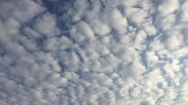 洁白的云朵在秋季的天空视频