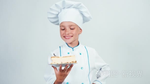 贝克握着一块芝士蛋糕，给你它。微笑在相机的厨师 78 年。白色背景上孤立视频