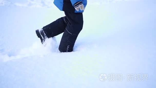 双腿被埋在雪特写视频