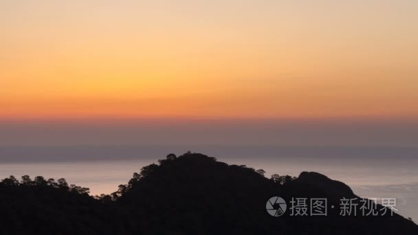 4 k 风景日出背景太阳升起。游戏中时光倒流的太阳上升惊惧海和山视频