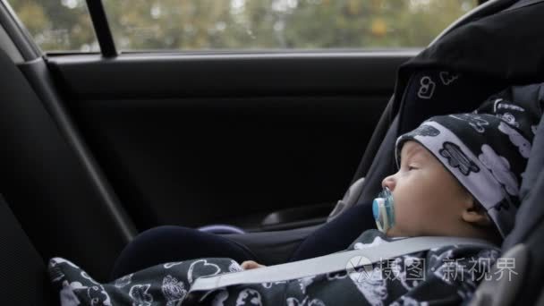 小孩在窗户的婴儿汽车座椅视频