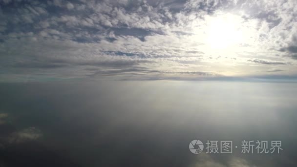 美丽背景-落日的天空、 灿烂的阳光透过云层照耀