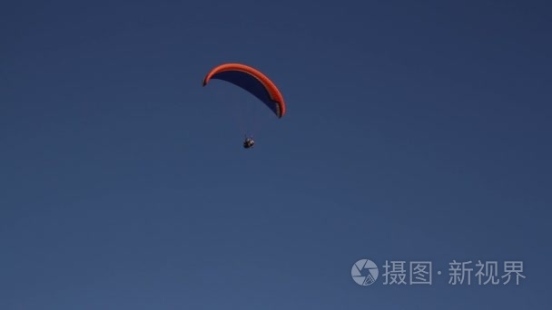 滑翔伞飞向天空视频