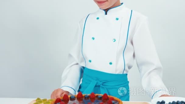 小厨师厨师装饰蛋糕用糖果视频