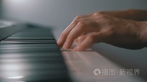 女人双手在键盘上的钢琴特写视频