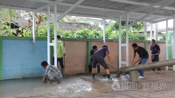 一群建筑工人的工作与大水泥车视频