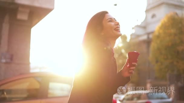 女人吃冰激淋在阳光明媚的城市