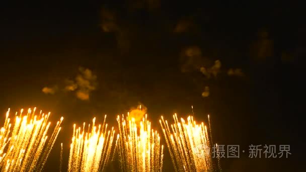 夜空中的焰火表演视频