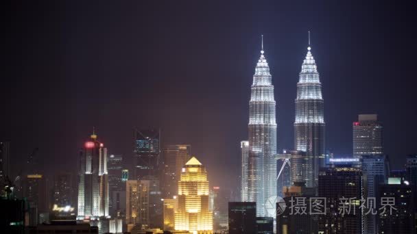 游戏中时光倒流的夜吉隆坡与照明的摩天大楼