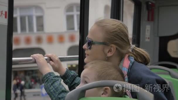 母亲和儿子从双层巴士看市
