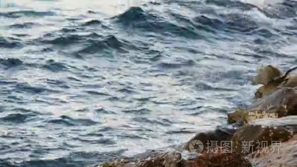 大海海浪岩石上视频