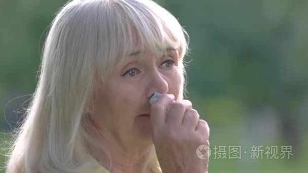 女人用手帕擦拭鼻子视频