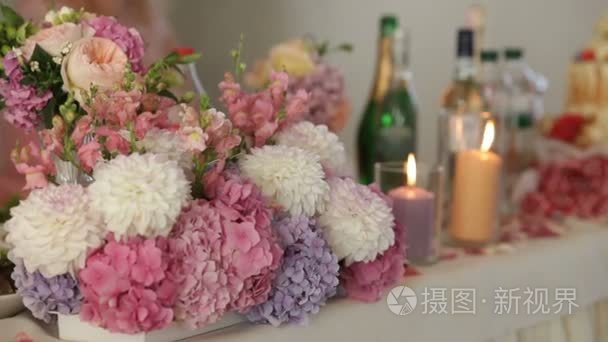 美丽的花朵装饰表设为婚礼庆典视频