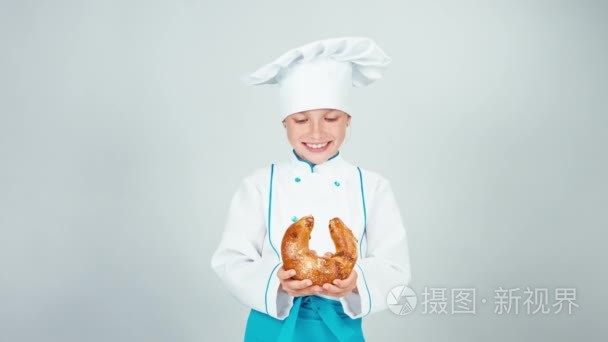 肖像年轻的贝克休息面包面包给你一块在相机和微笑孤立的白色背景上视频