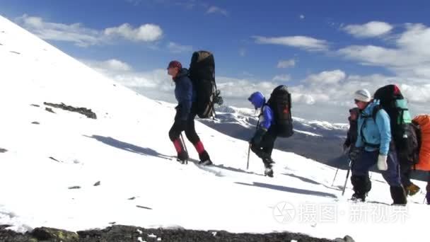 登山团队走视频