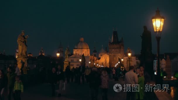 查理大桥和布拉格老城的夜景视频