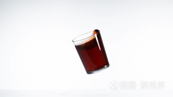 玻璃坠落和红酒溅视频