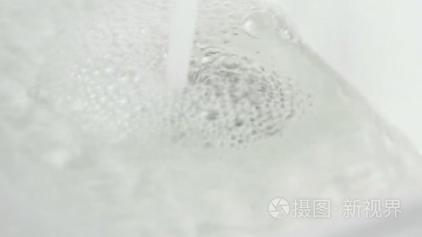 入白色水槽排水视频