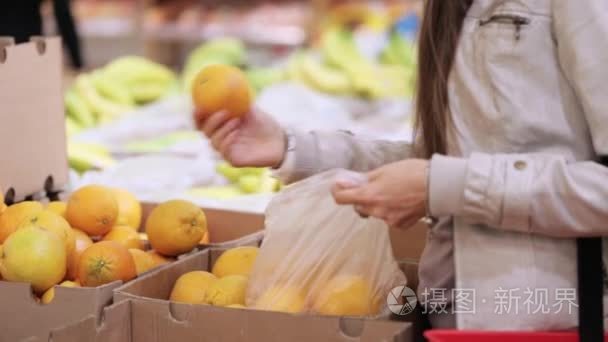 女人选择橙色水果蔬菜超市视频