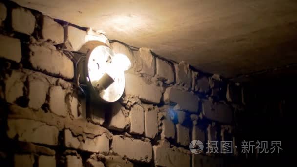 灯丝灯泡关灯在石墙上视频