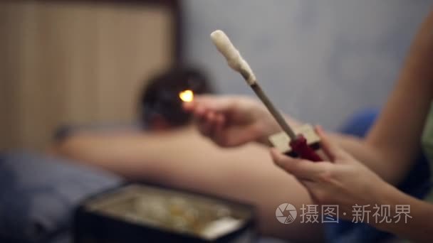 一个女人对待一个男孩生病感冒视频