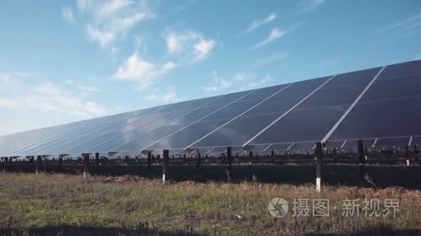 太阳能电池板和天空视频