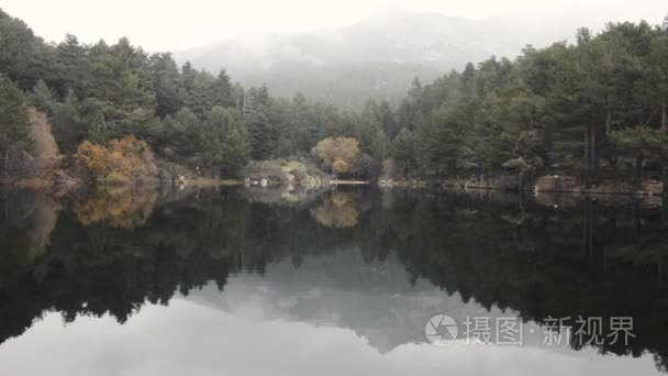 高山湖泊有雾的日子片段视频