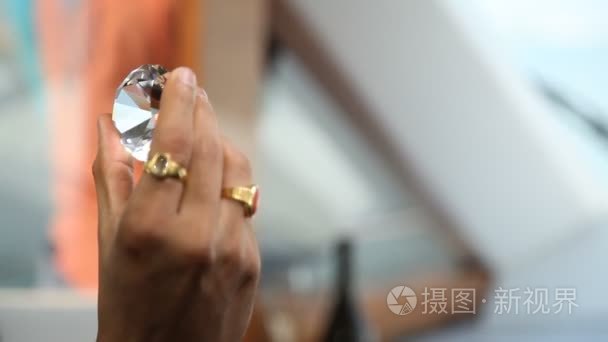 金刚石晶体在男性手视频