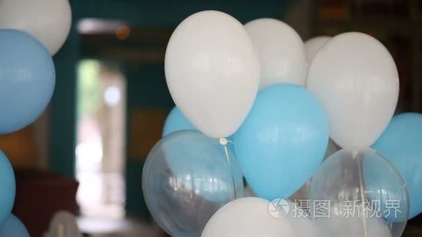 白色和蓝色的氦气球视频