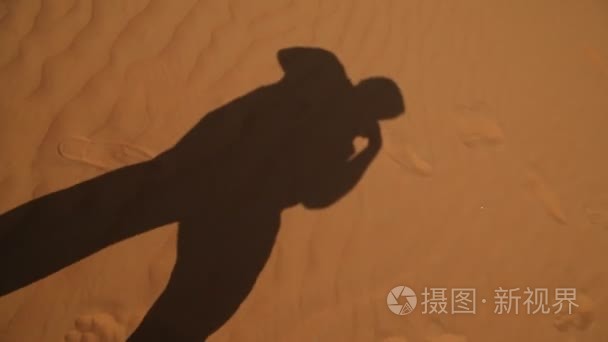 在沙漠上的人影视频