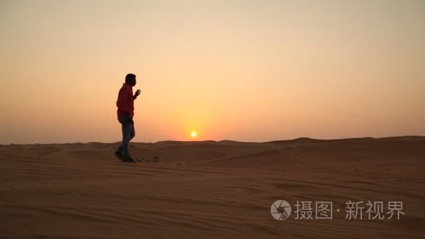 茶杯的人的剪影视频