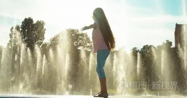 女童上喷泉背景旋转视频