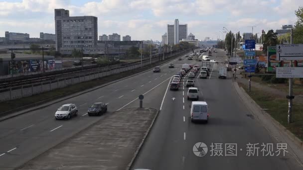 汽车换车道时移，繁忙的城市道路。倾斜的转变过程。城市基辅乌克兰、 城市道路和商业建筑物延时