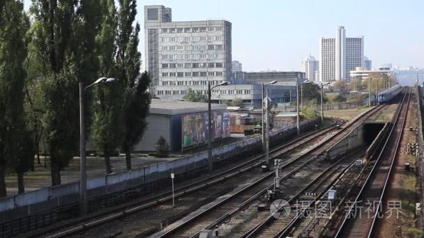 汽车换车道时移，繁忙的城市道路。倾斜的转变过程。城市基辅乌克兰 城市道路和商业建筑。延时视频