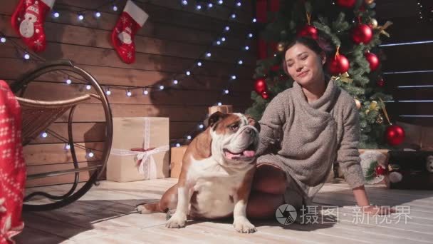 快乐的亚洲女孩和牛头犬在圣诞节