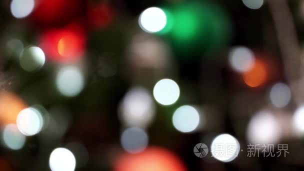 多彩的散景离焦灯装饰圣诞树上视频