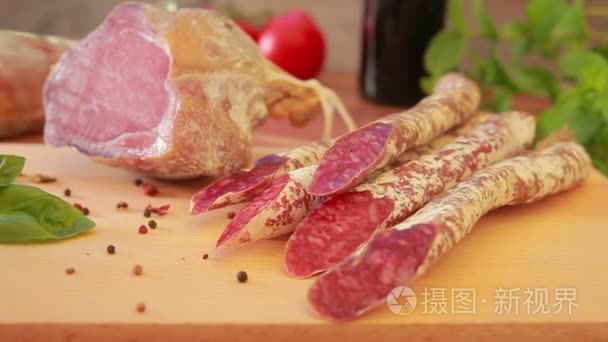 腌的肉和家庭自制香肠视频