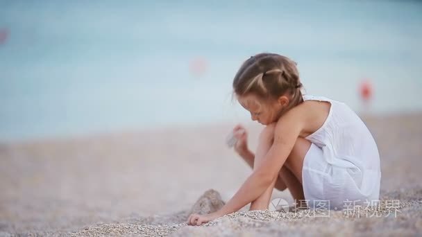 在海滩上玩的可爱小女孩视频