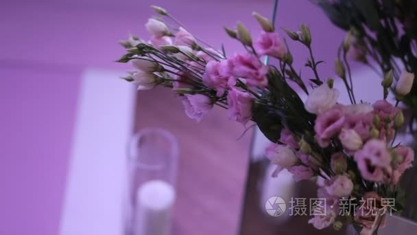 参加婚礼的美丽婚礼装饰。桌子上有美丽的花朵