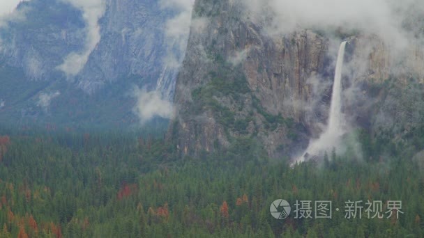 约塞米蒂瀑布沿着山边的雷声视频